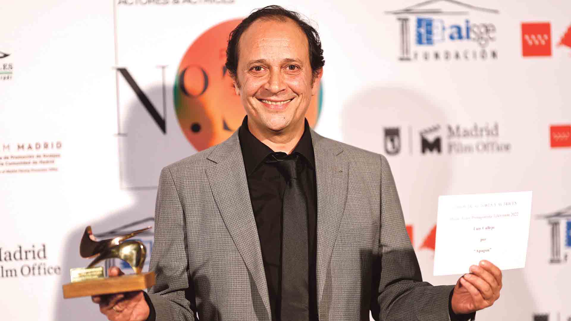 Luis Callejo posa con el premio que le ha otorgado la Unión de Actores esta semana. / Rodrigo Jimenez (EFE)
