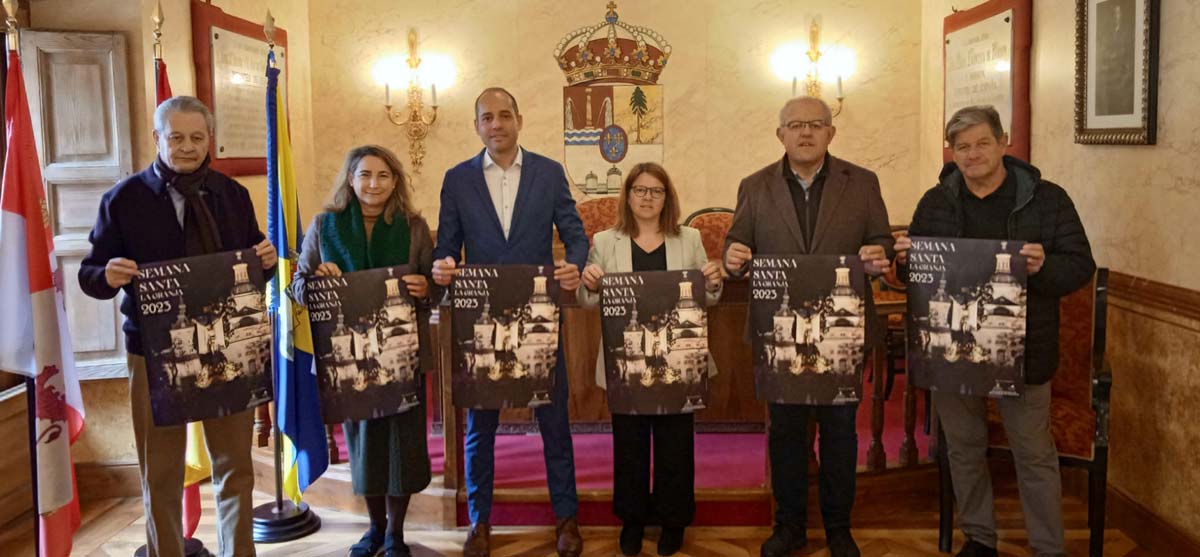 El alcalde, Samuel Alonso junto con Paloma Pastor, Presidente de la Junta de Cofradías y el resto de autoridades en la presentación.