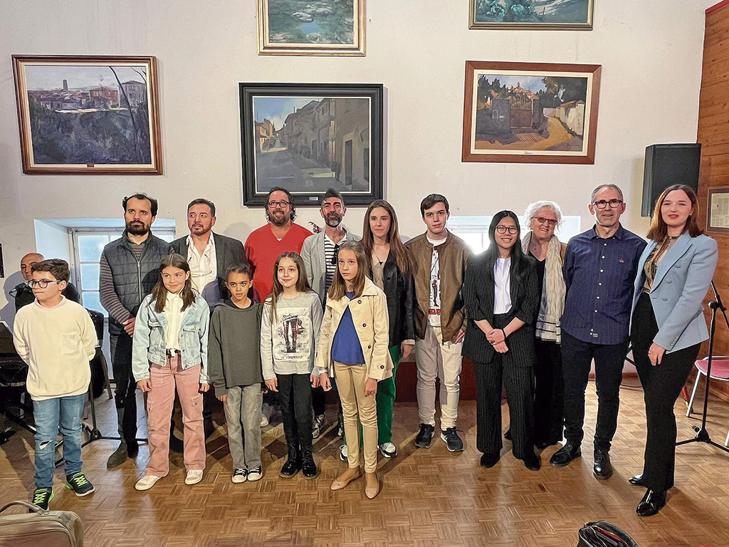 Los premiados, junto a organizadores, concejales y la presentadora del acto celebrado el sábado. / E. A.