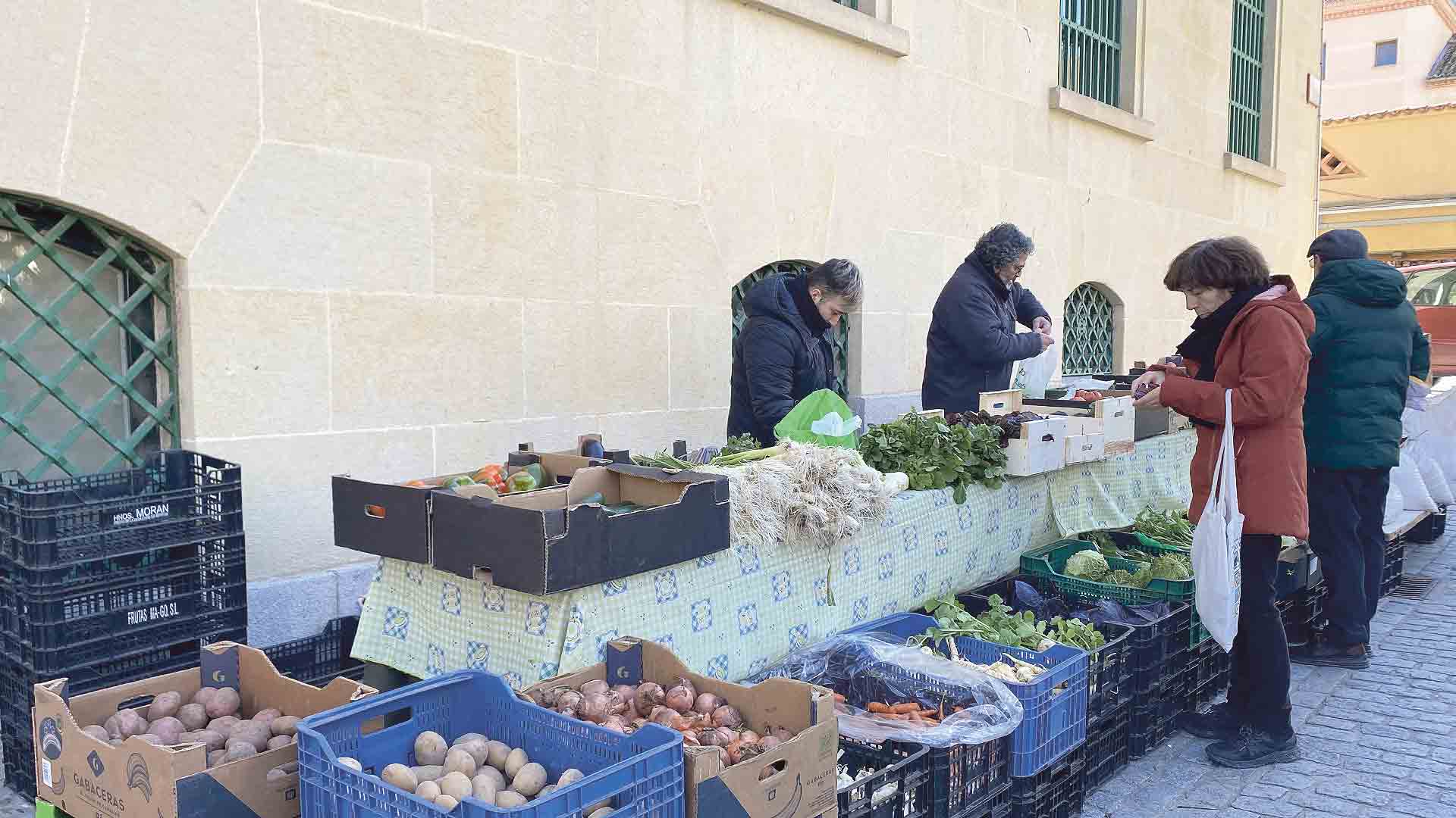 Puesto de verduras, ayer en el Mercado Ecológico de Segovia. / Cris Bernabé