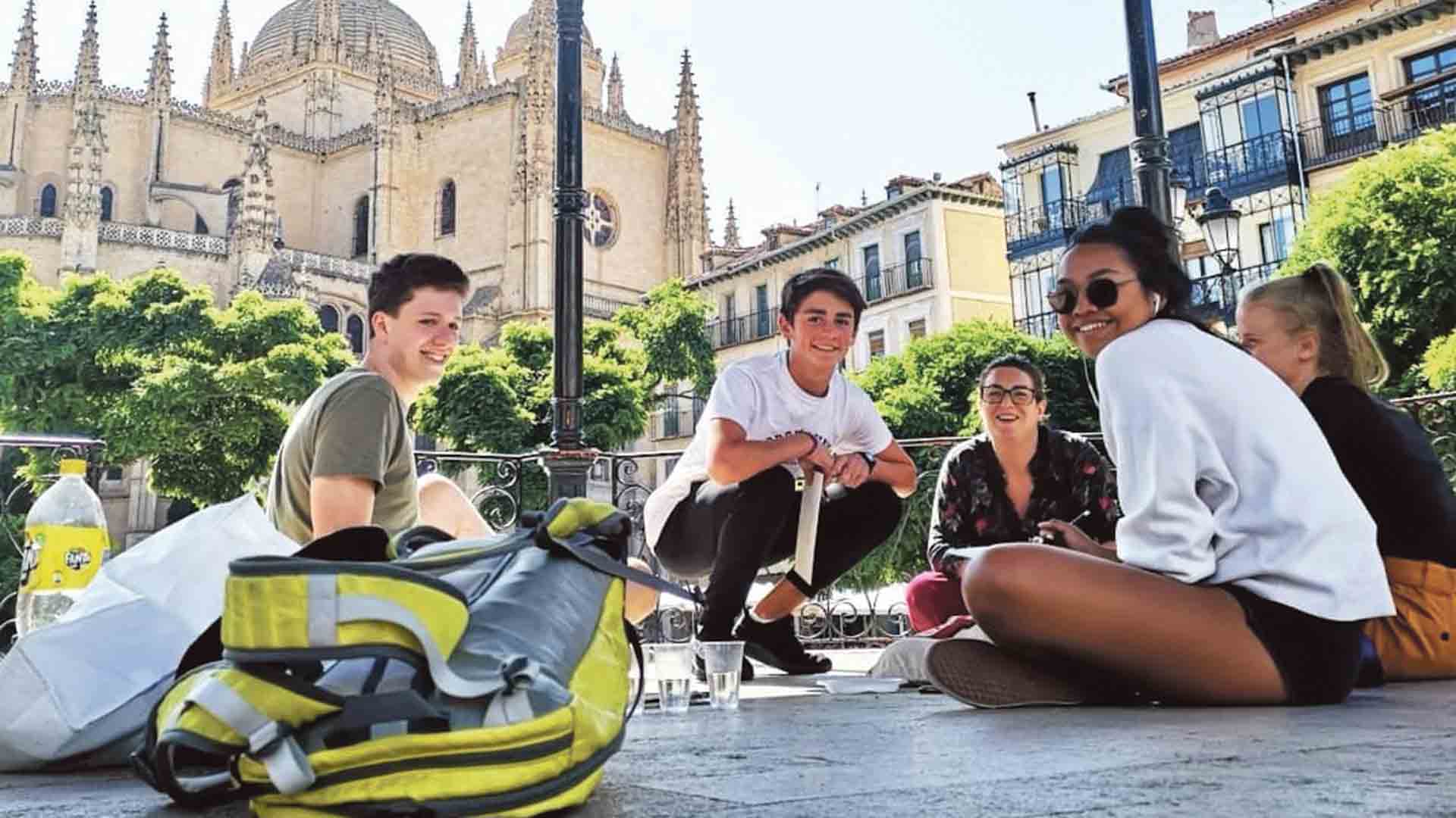 Alumnos del centro de OISE en Segovia posan en el quiosco de música de la Plaza Mayor. / OISE