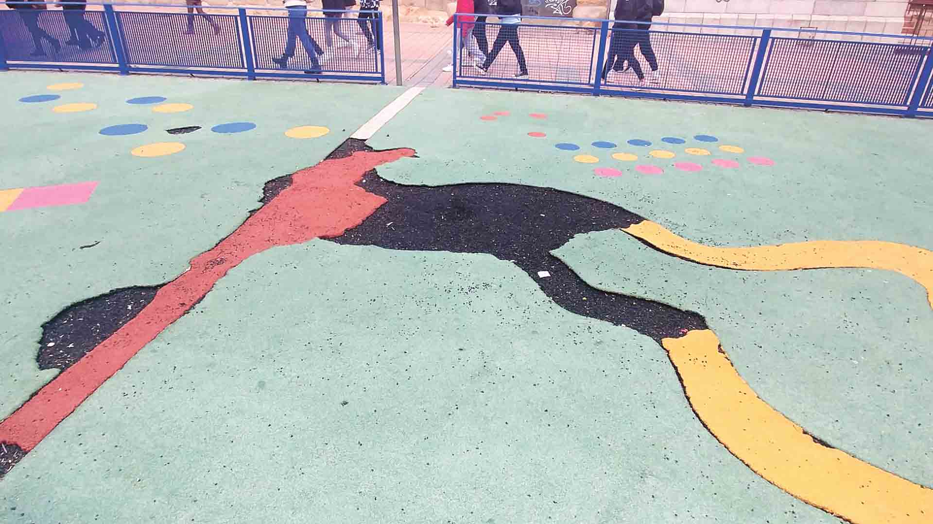 Estado del pavimento de la instalación de ocio deportivo. / E. A.