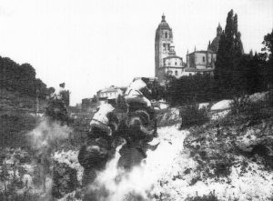 El día en que llegaron los deportes modernos a Segovia (III) 3 Jinetes de la Academia realizando un ejercicio de equitación (hacia 1931). Foto: Goñi. Agrupación Fotografíca de Guadalajara.