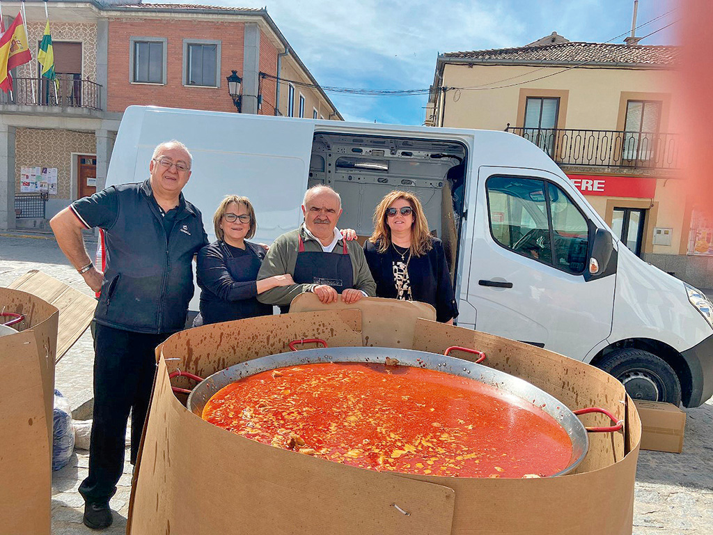 El cocinero Julián del Barrio, junto a otros colaboradores, muestra el arroz. / Lourdes Matarranz