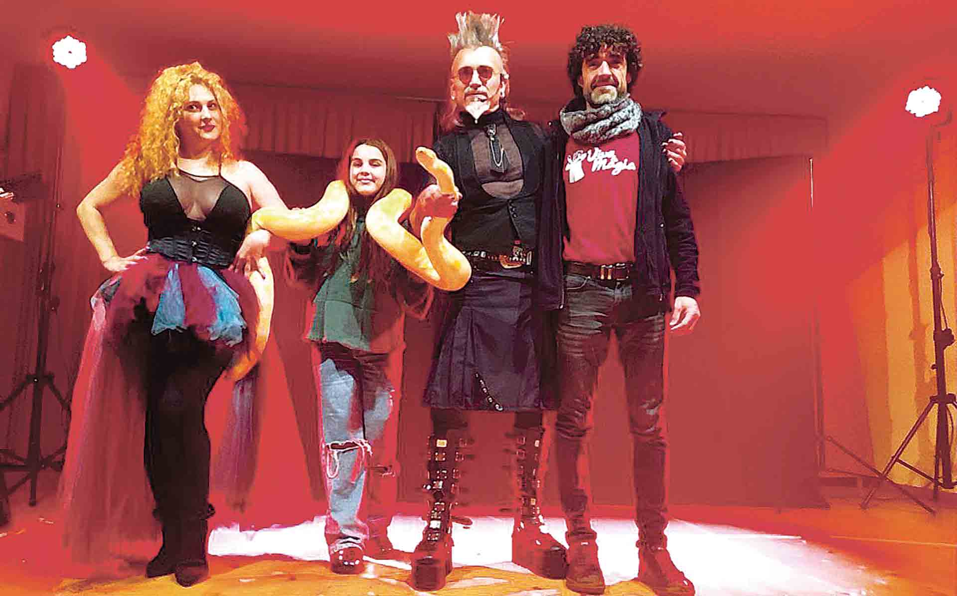 web el mago baron junto a maria y el coordinador del festival adolfo casas CANTIMPALOS C PEDRAZUELA