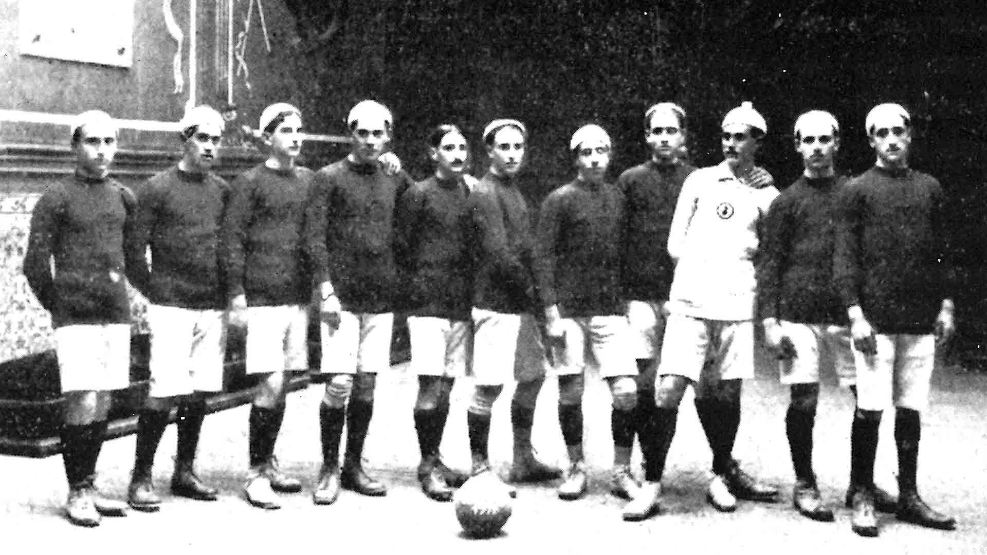 Equipo de fútbol de la Academia de Artillería que participó en la primera edición de la Copa del Rey el año 1911. Blanco y Negro: 16-IV-1911.