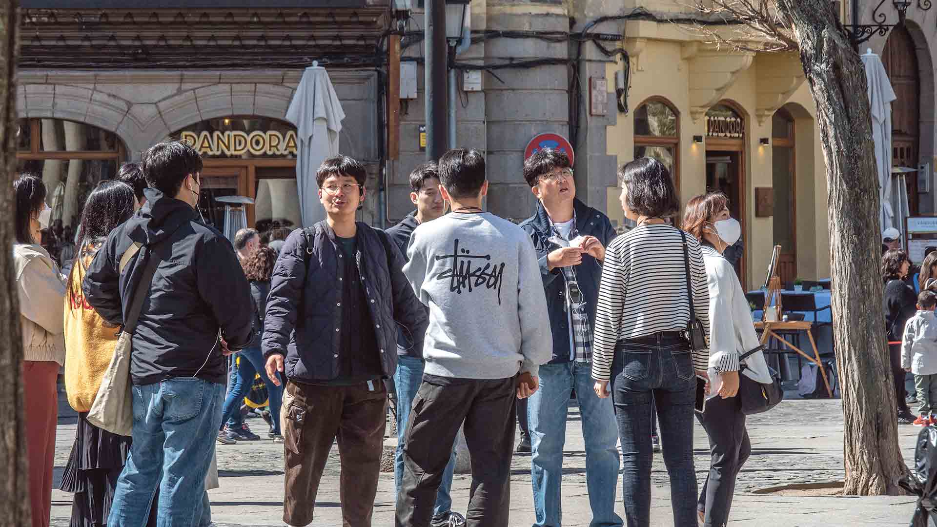 Imagen tomada en la Plaza Mayor de un grupo de turistas asiáticos, que cada día vuelven a ser más numerosos en la ciudad. / N. LLORENTE