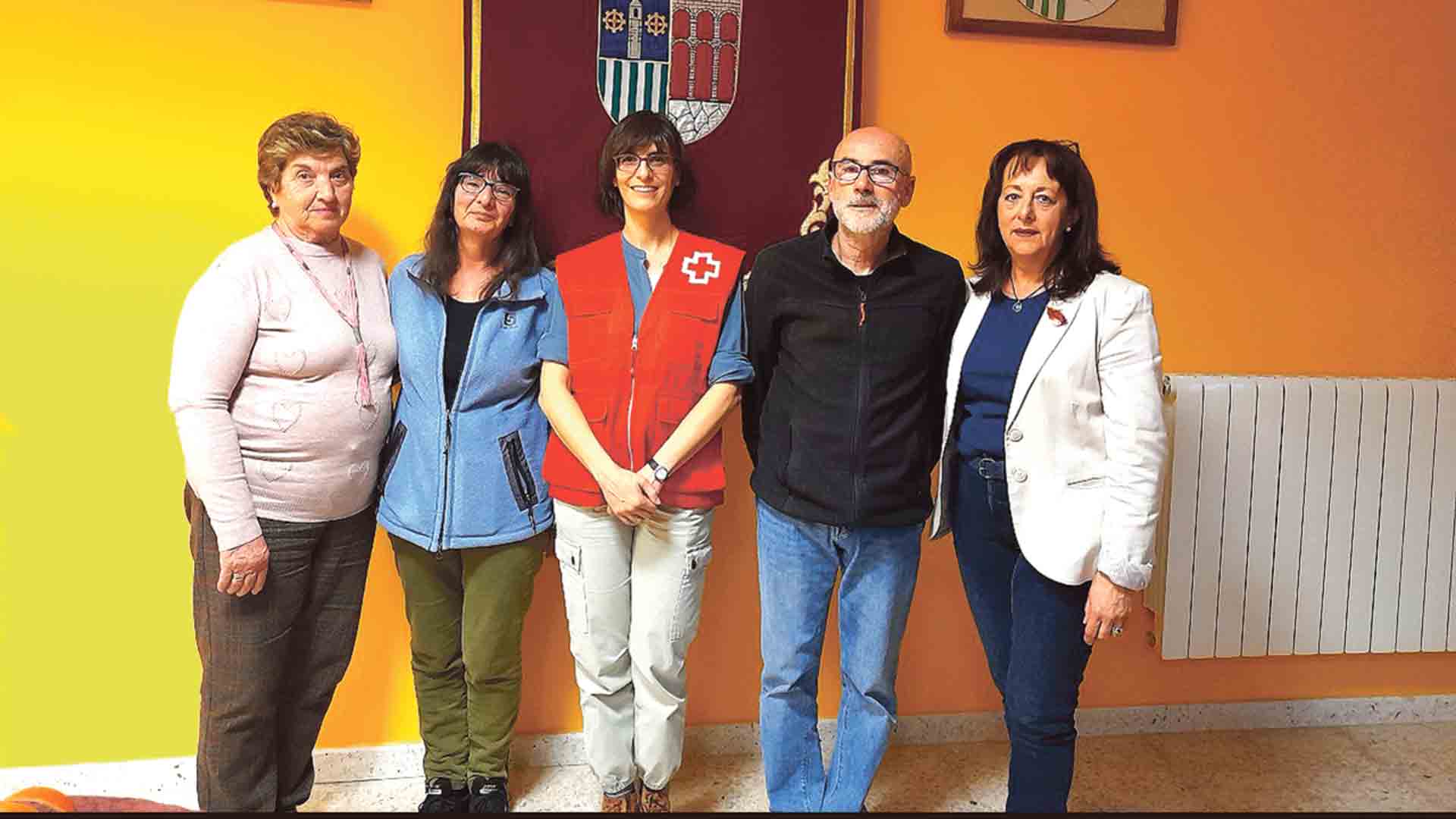 Patricia Rodríguez, con el equipo directivo de la asociación organizadora. / Lourdes Matarranz