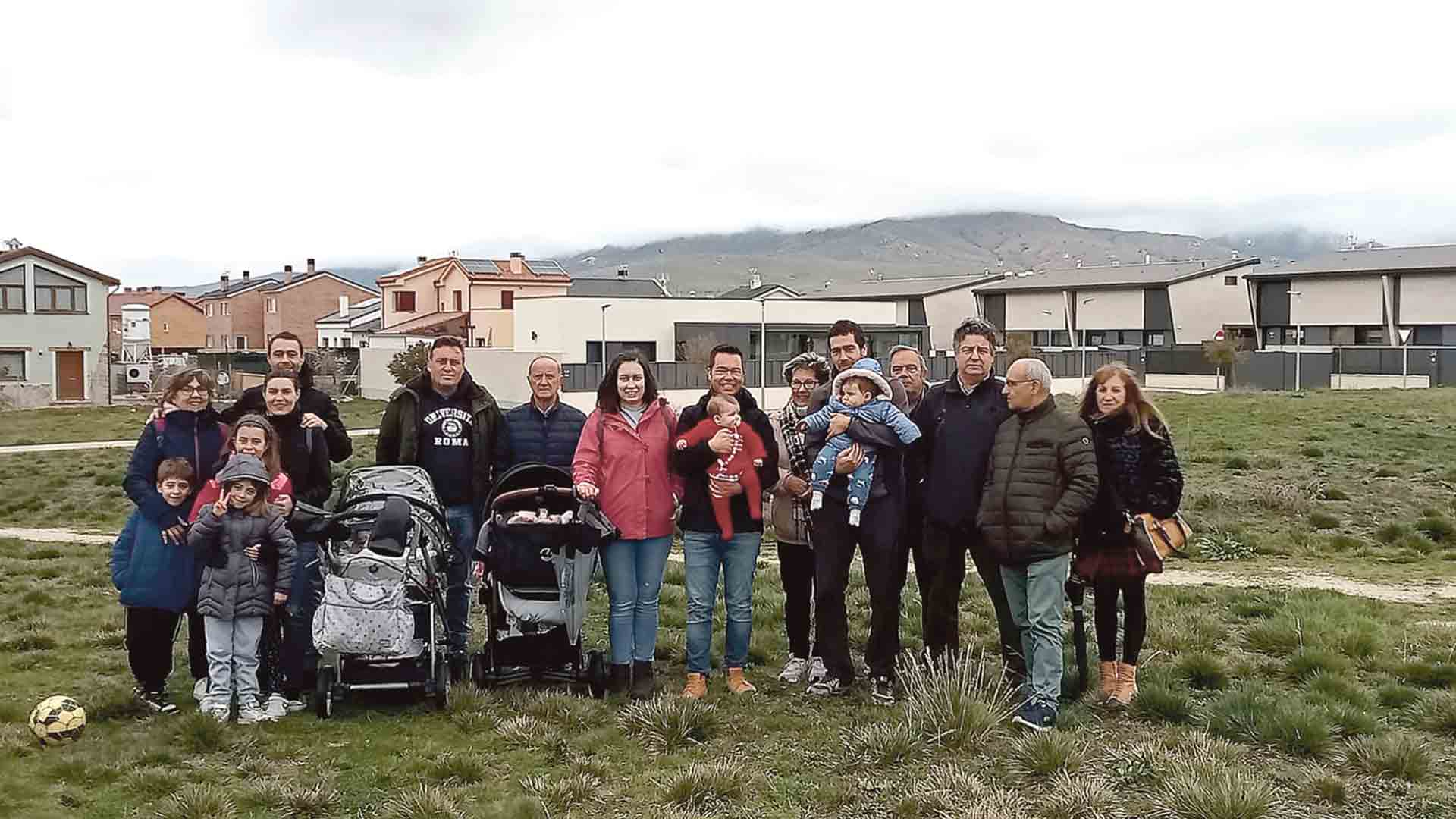 Familias participantes posan con representantes municipales tras la plantación llevada a cabo el sábado. / E. A.