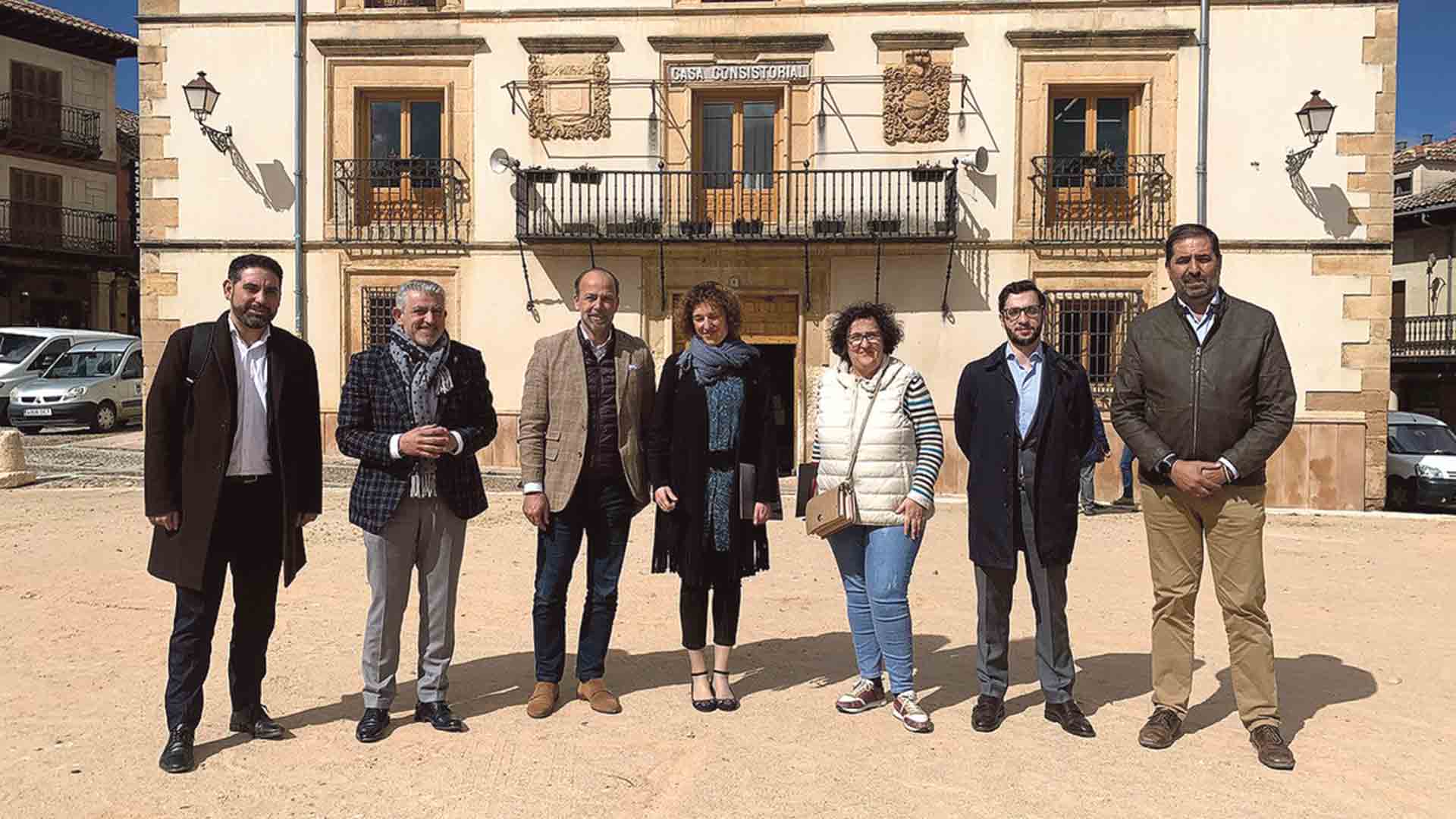 Los ponentes del evento, junto a los representantes de la fundación organizadora. / E. A.
