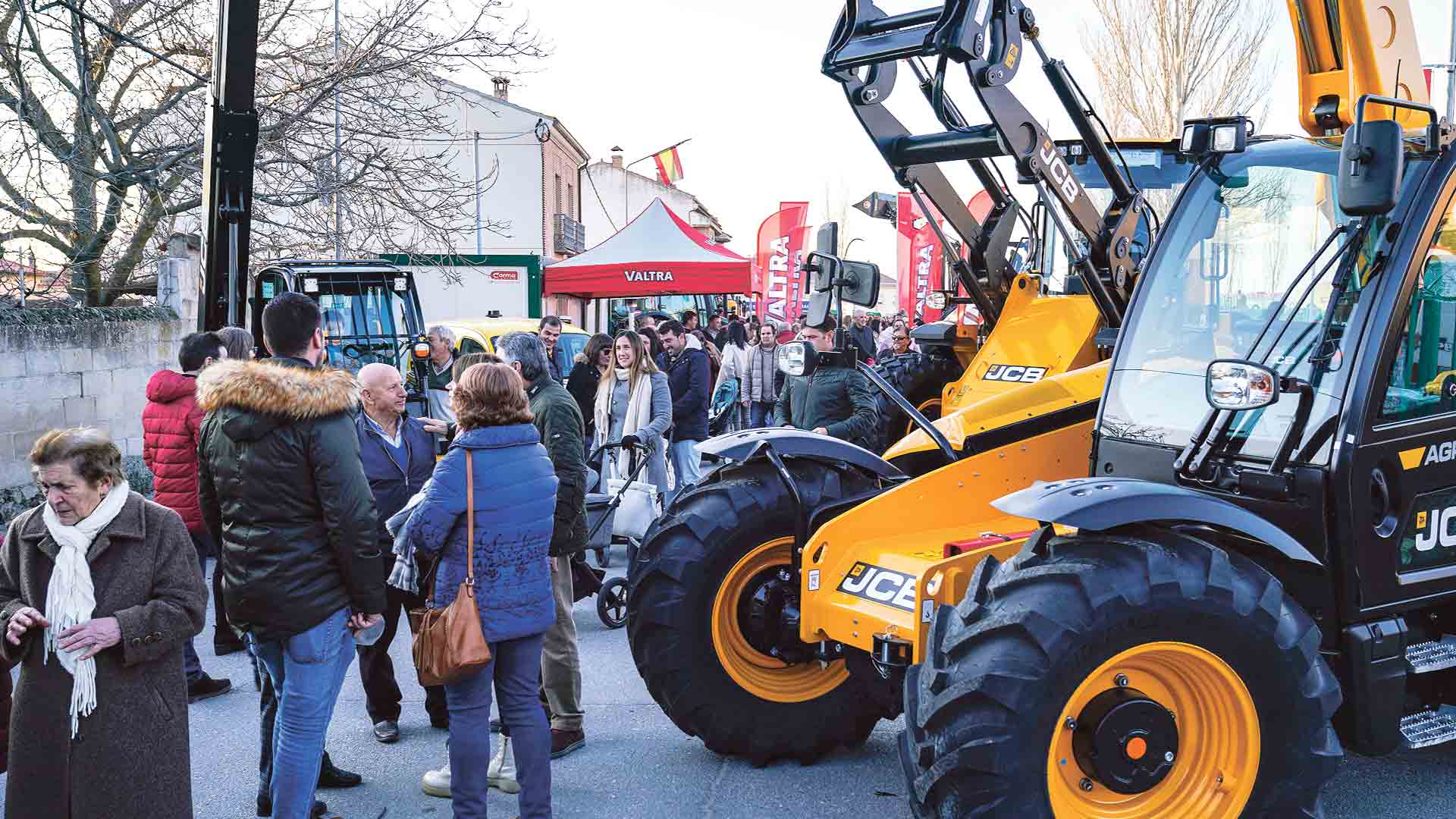 Exposición exterior de maquinaria agrícola en la Feria de ‘El Ángel’ de Fuentepelayo, celebrada el pasado fin de semana. / Miguel Ángel Fernández