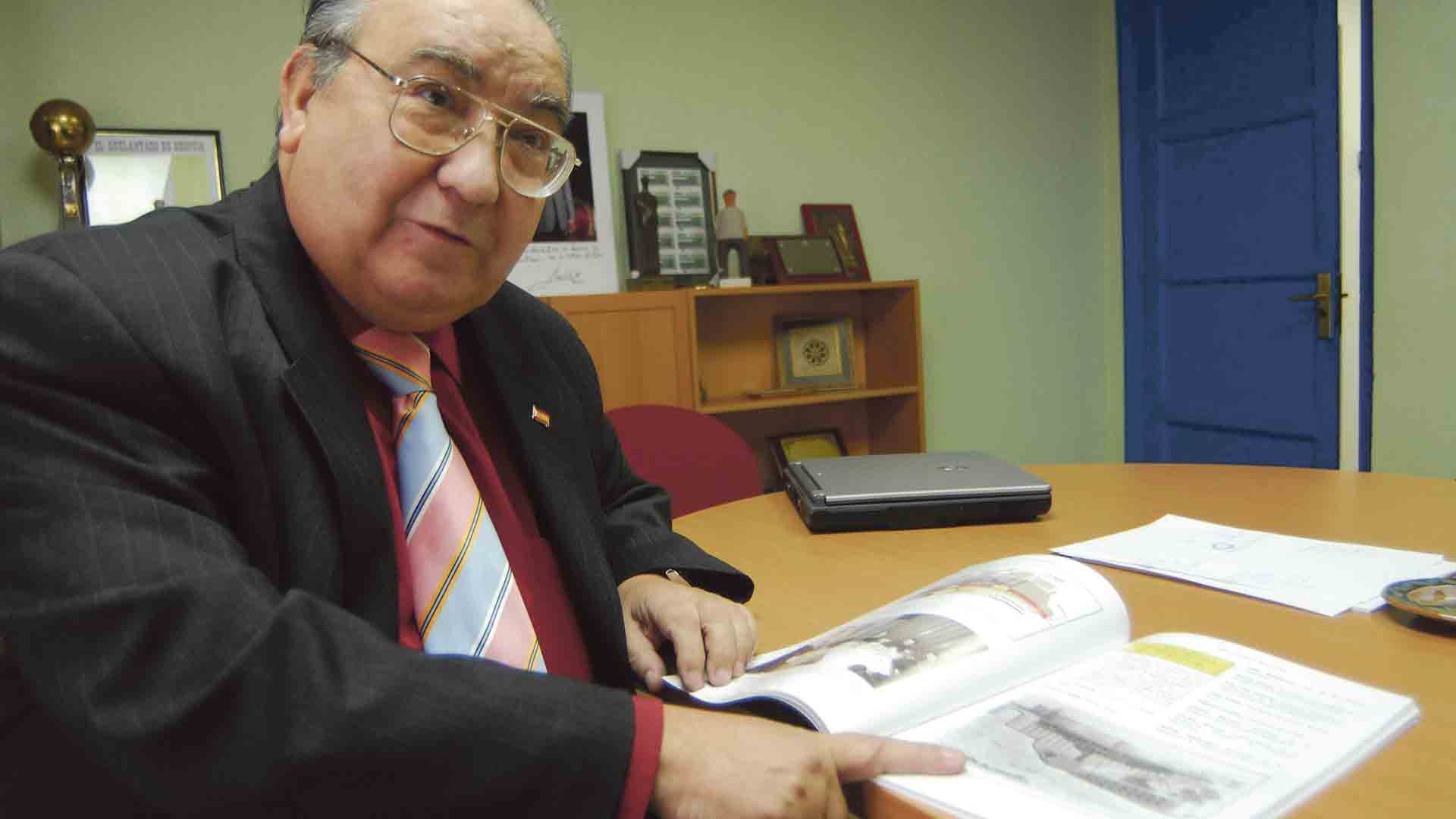 José Luis Salcedo explica las características de su propuesta de túnel en la redacción de El Adelantado en 2007. / Kamarero