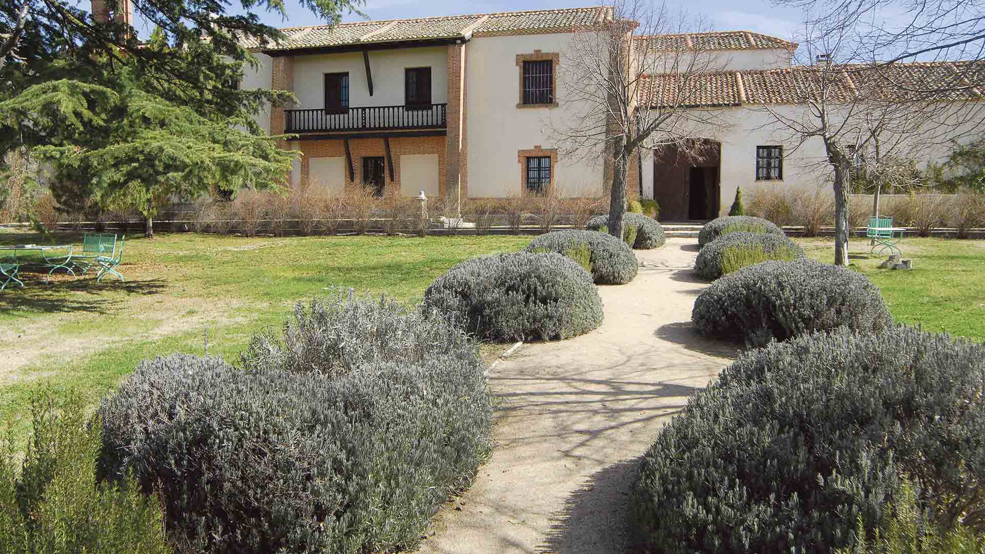 El caserío de Lobones, en término municipal de Valverde del Majano, es uno de los pocos ejemplos de edificios recuperados en diseminado. / Kamarero