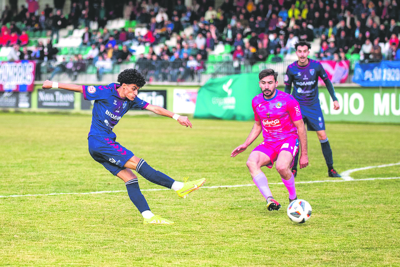 Pablo Arranz, que podría volver al once titular de la Segoviana por la lesión de Acuña, golpea el balón./ LUIS HORCAJADA