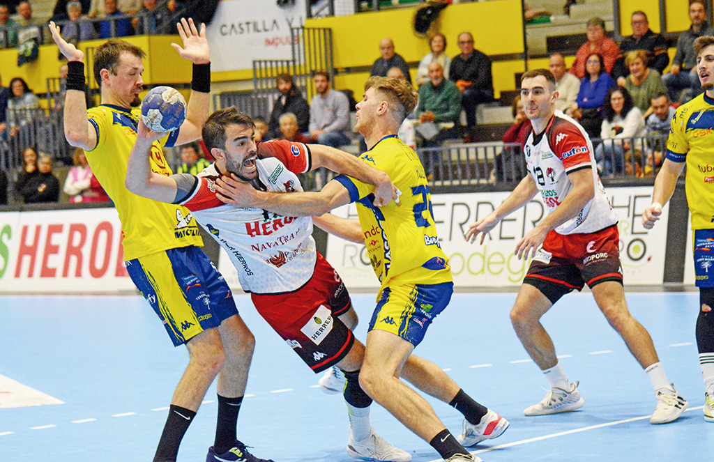 Gonzalo Carró busca el lanzamiento dificultado por dos oponentes en una imagen de archivo./ AMADOR MARUGÁN