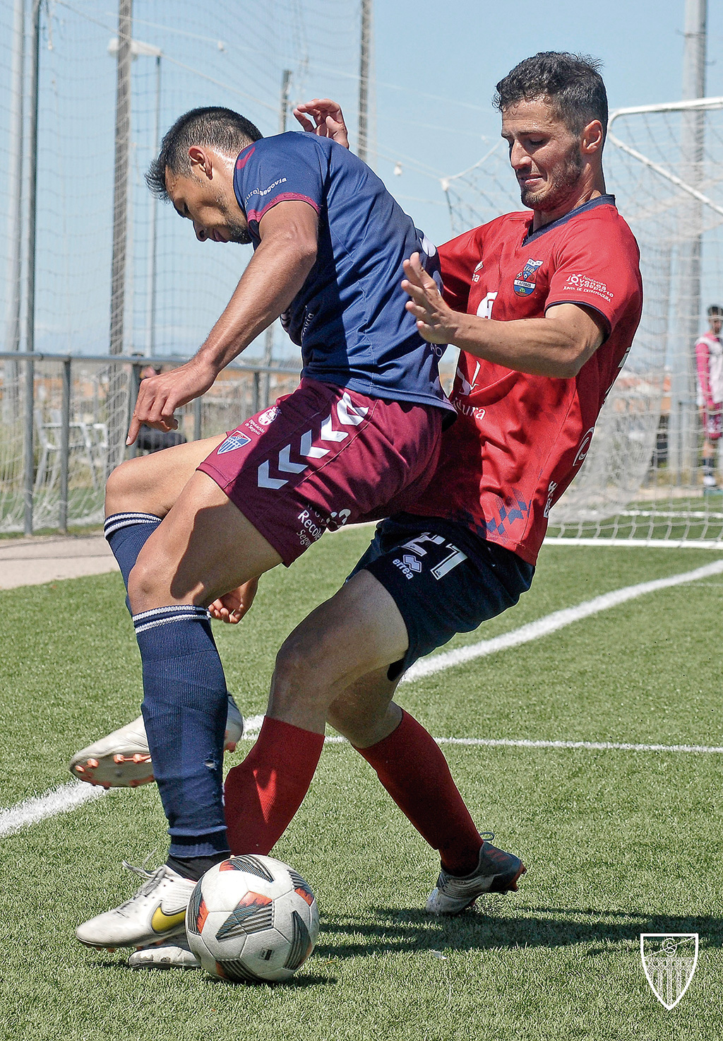 La Segoviana, empate... y desgracias 1 Diego Gómez pisa involuntariamente a un rival./ JUAN MARTÍN-G. SEGOVIANA
