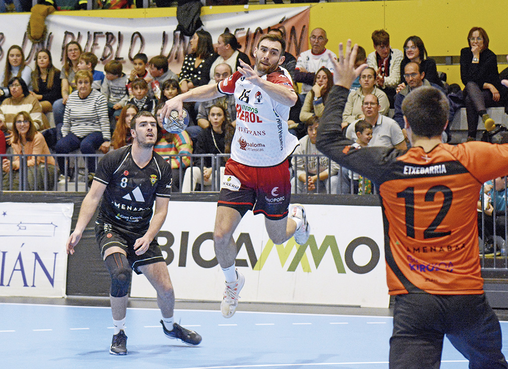 Prokop culmina un contragolpe durante el encuentro disputado frente al Zarautz. / AMADOR MARUGÁN