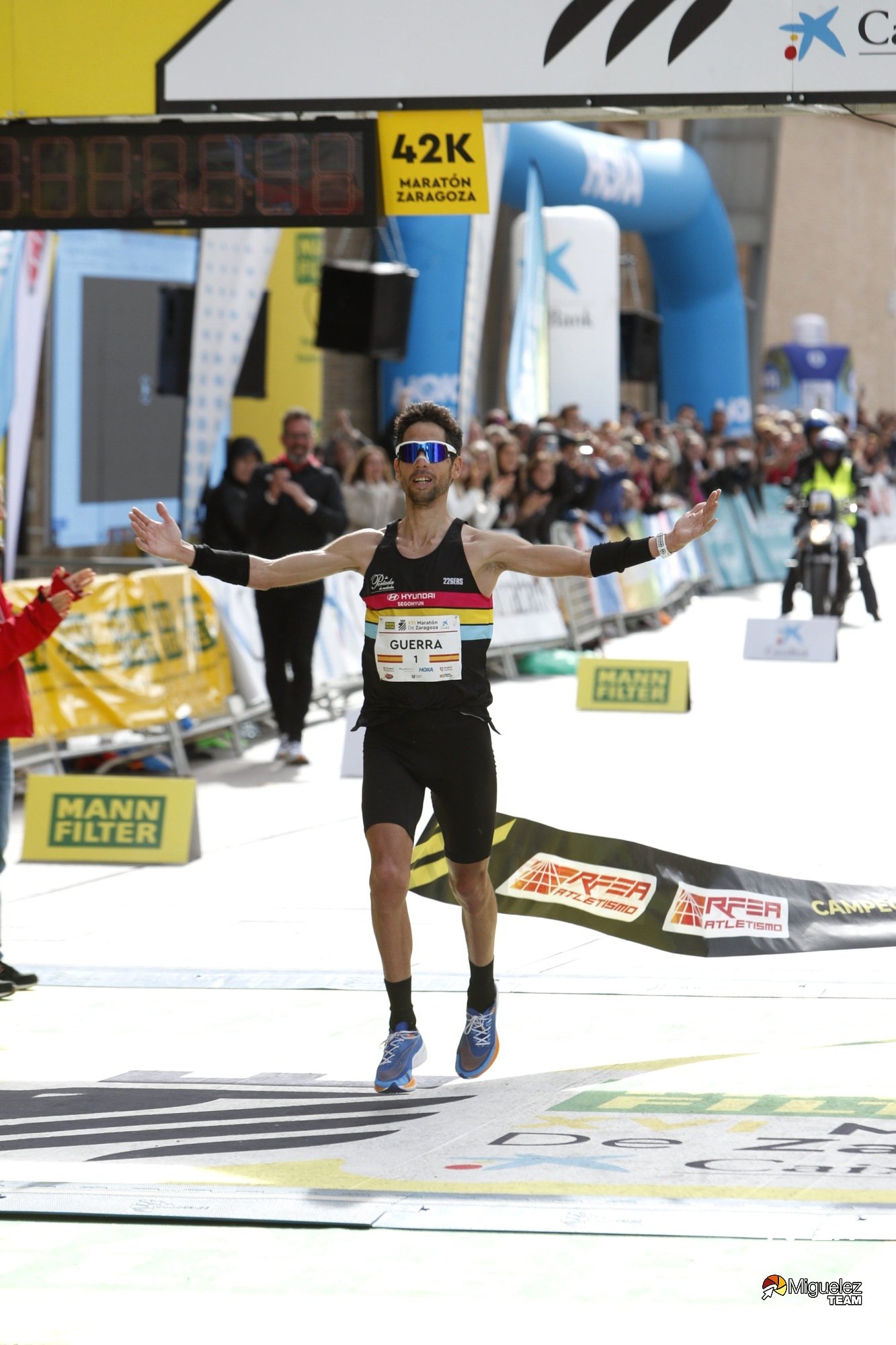 Javi Guerra entra en la meta como ganador del campeonato de España de maratón. / MIGUÉLEZ-RFEA