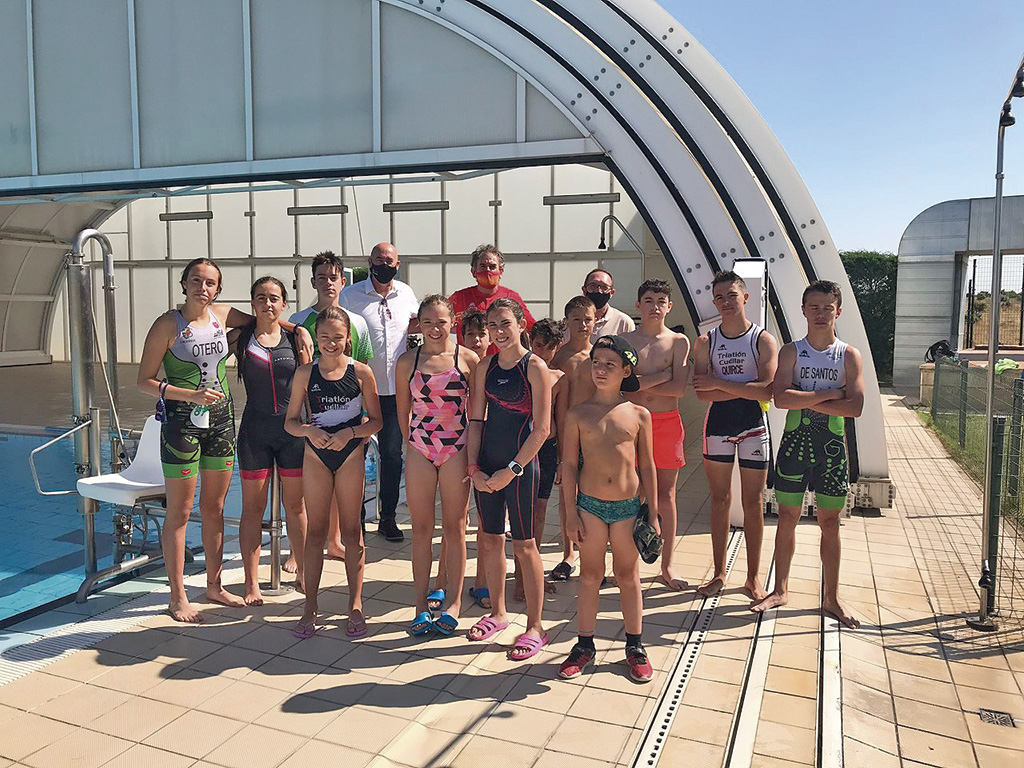 Los alumnos del Especialízate de Triatlón, junto al diputado de Deportes en el verano de 2022. / DIPUTACIÓN