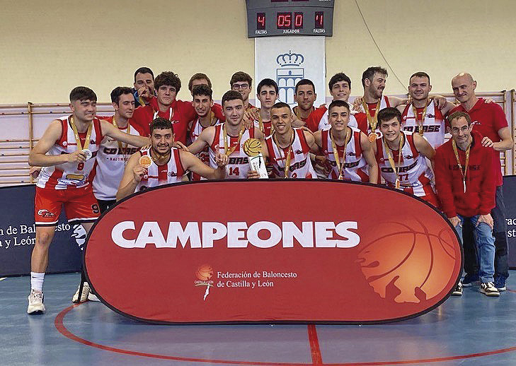Jugadores y cuerpo técnico del CD Base celebran la consecución del título de Copa./ FEDERACIÓN TERRITORIAL