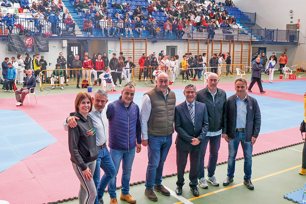 Miembros de la Diputación, en el Open de Taekwondo Ciudad de Cantalejo./ DIPUTACIÓN