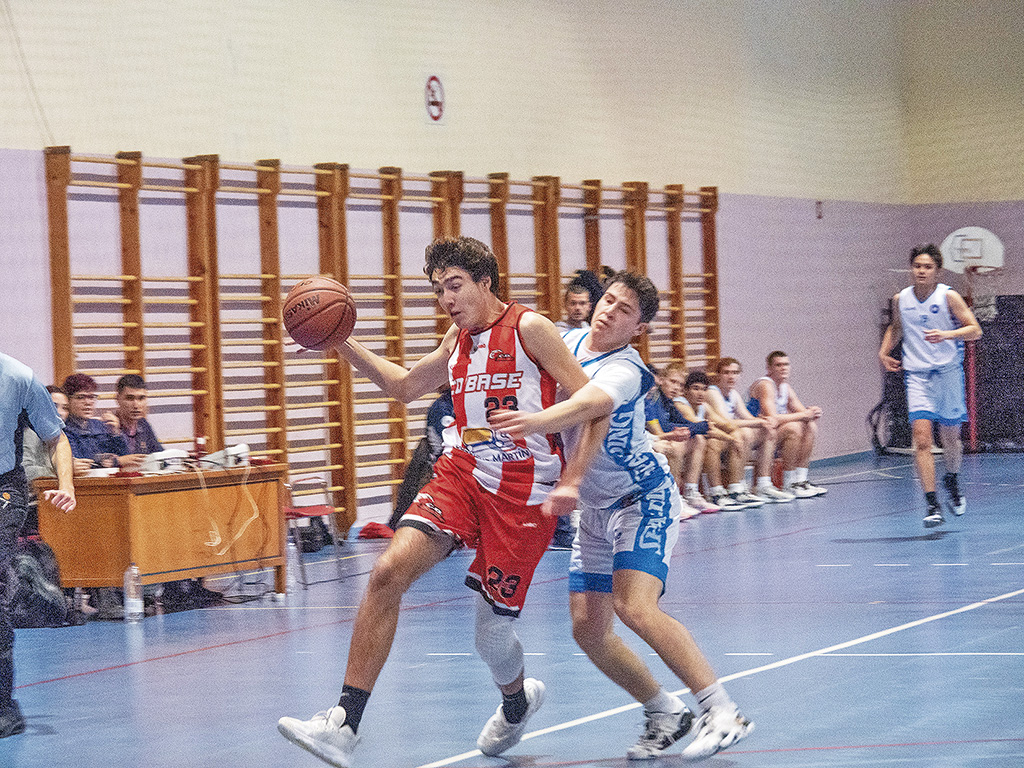 Imagen del encuentro de liga jugado por el CD Base y la Ie University en el Emperador Teodosio./ NEREA LLORENTE