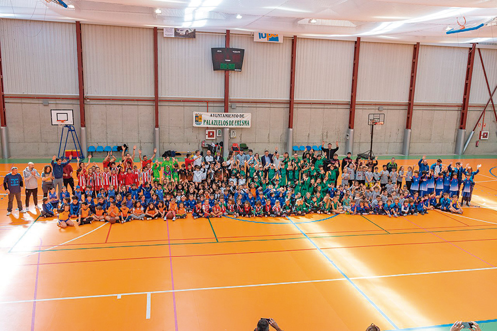 Foto de familia de los participantes en el Pequebasket que se celebró en Palazuelos. / RAMIRO VIEJO