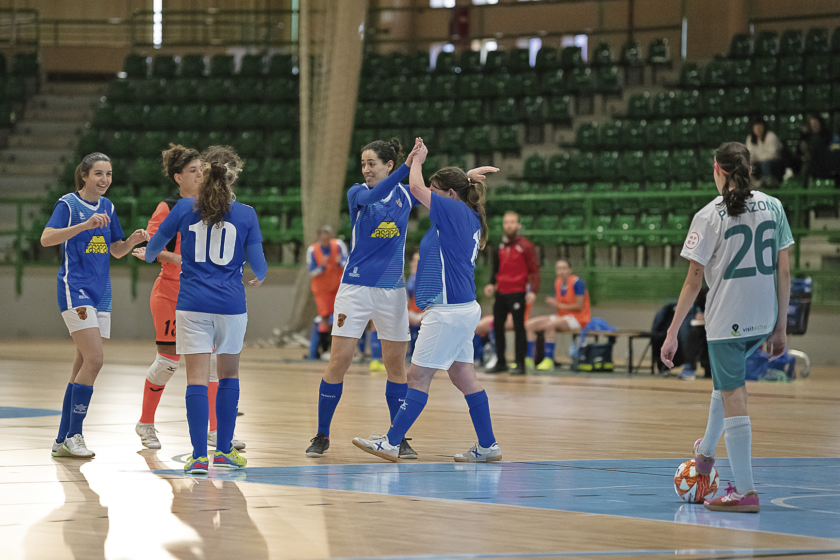 Las jugadoras del Unami se felicitan tras marcar un gol en la imagen de archivo./ LUIS HORCAJADA