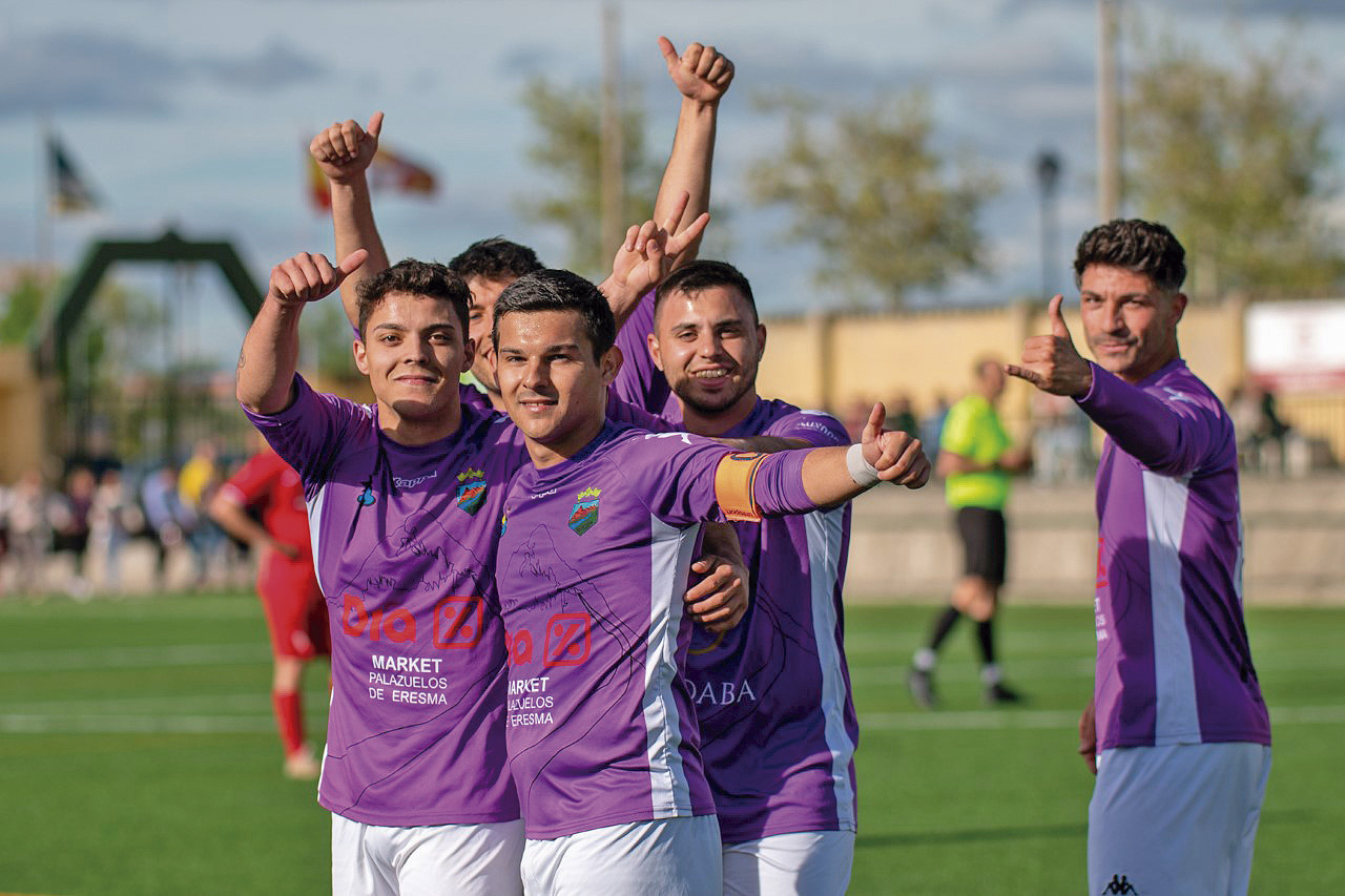 Varios jugadores del Monteresma celebran ante la cámara uno de los goles marcados en su partido./ LUIS HORCAJADA
