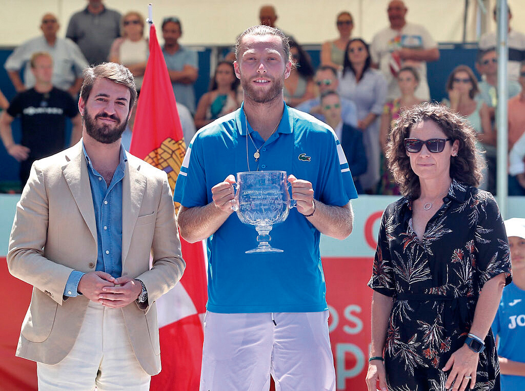 El vicepresidente de la Junta, Juan García Gallardo, y Vivi Ruano junto al ganador del Open Castilla y León 2022./ E.A.