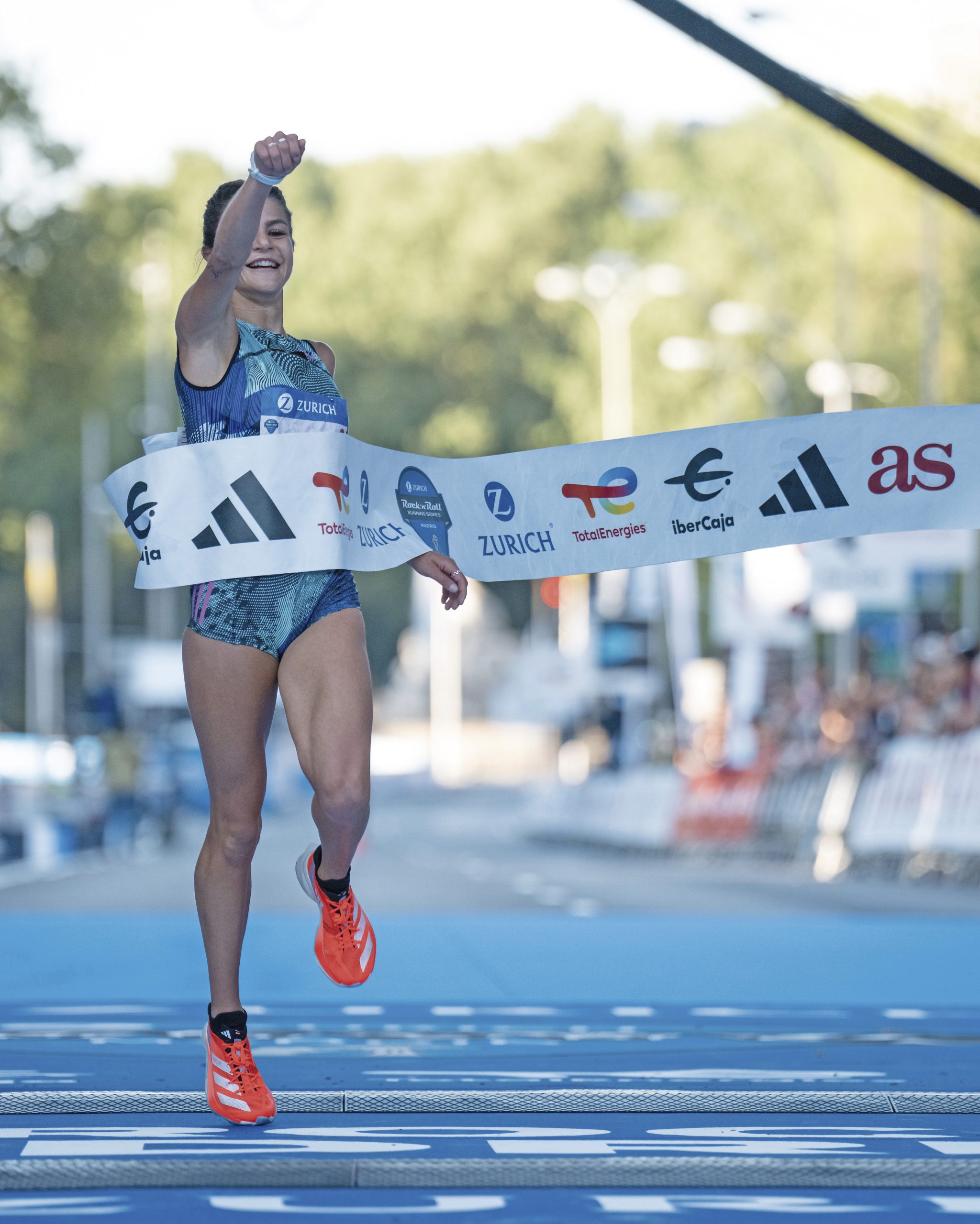 Águeda, entrando como vencedora en la meta del 10K./  CA ADIDAS
