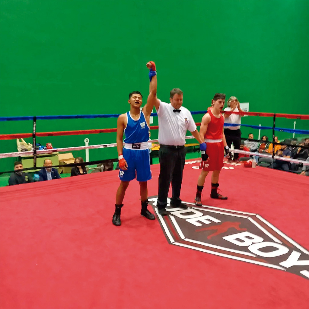 El árbitro levanta el brazo de Roger Flores, ganador del combate. / E.A.