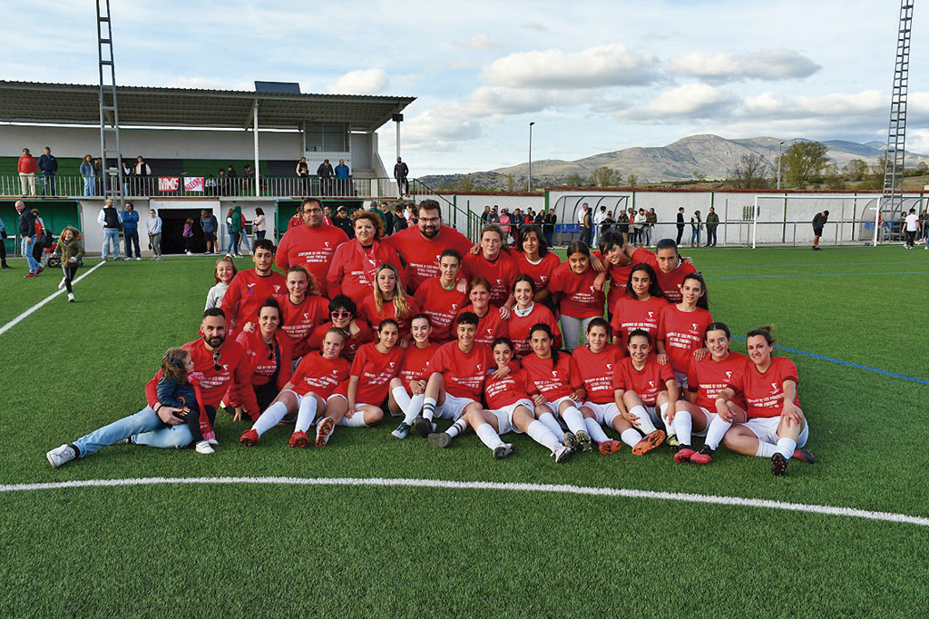 El Espinar Arlequín celebra su segundo título consecutivo en la liga femenina 1 Jugadoras y cuerpo técnico de El Espinar Arlequín./ MARCO-LA VOZ DE EL ESPINAR