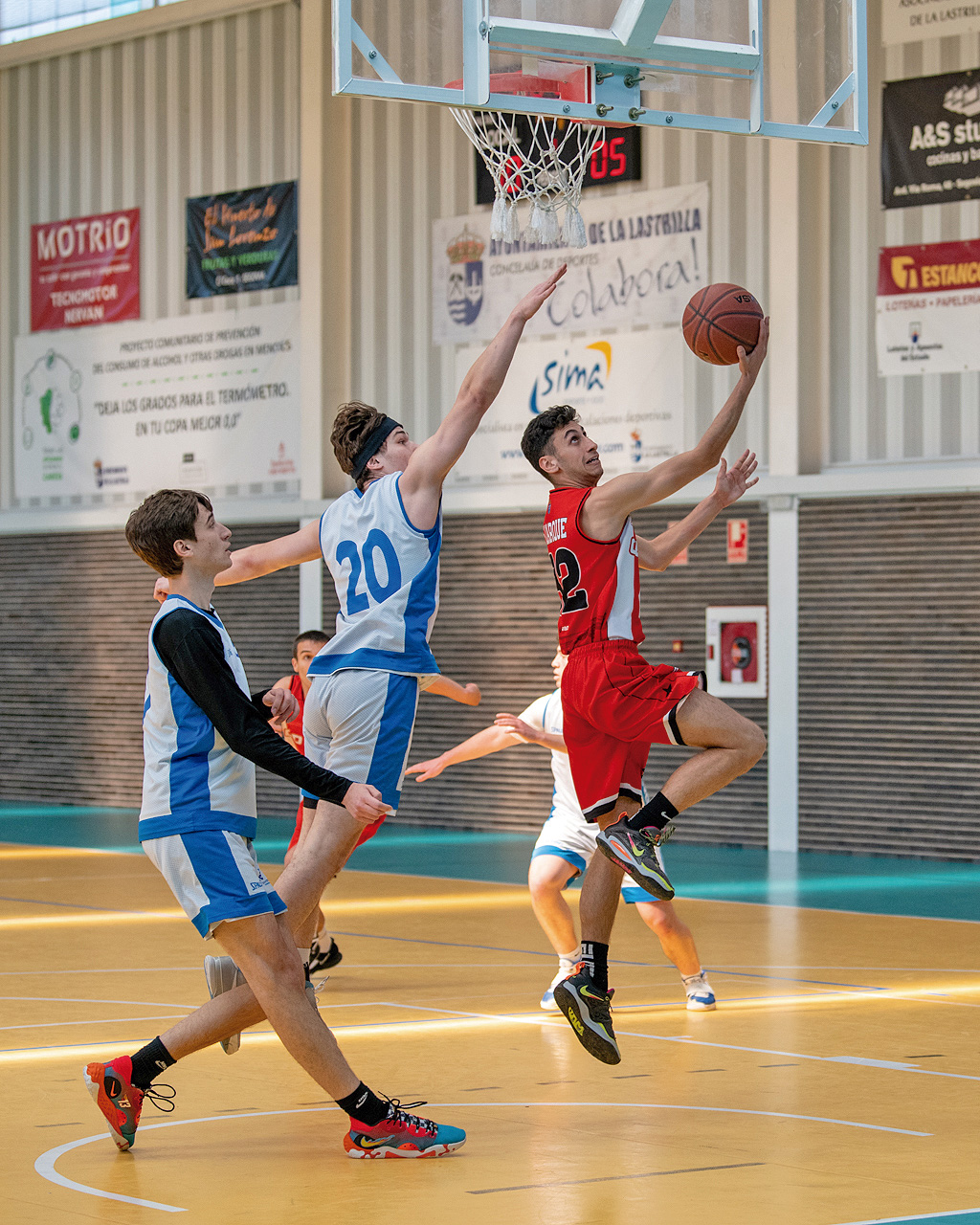 Martín Ejarque intenta la canasta a aro pasado./ LUIS HORCAJADA