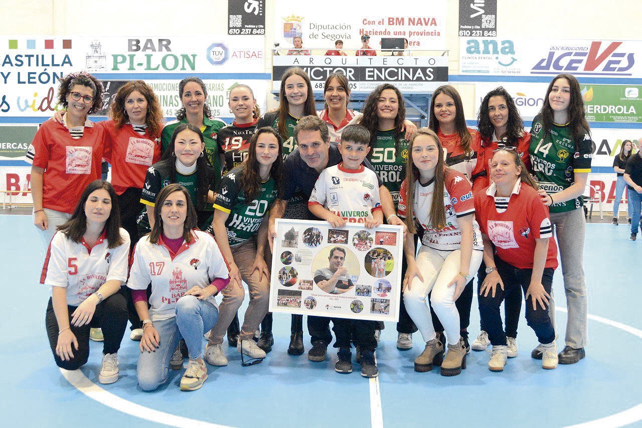 Los valores ocultos del BM Nava 1 Enrique Garzón entrenador de equipos femeninos durante 30 años./ AMADOR MARUGÁN