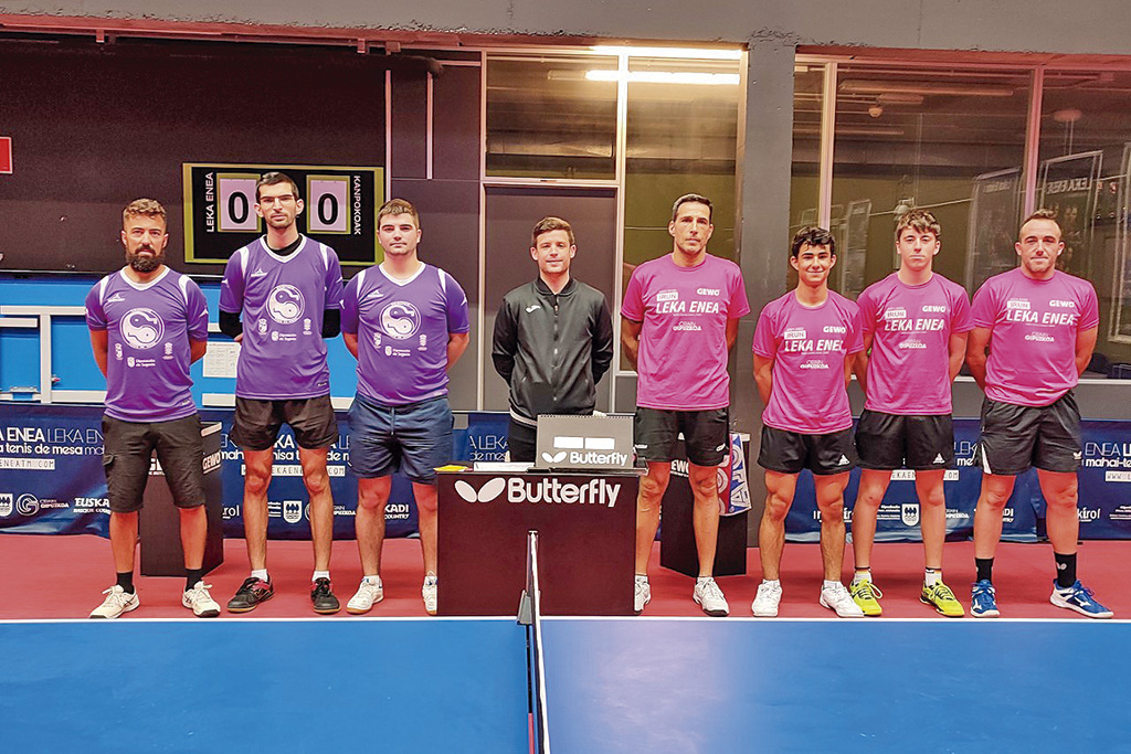 Los protagonistas del partido que los jugadores del Seghos (a la izquierda) disputaron en Irún./ SEGHOS