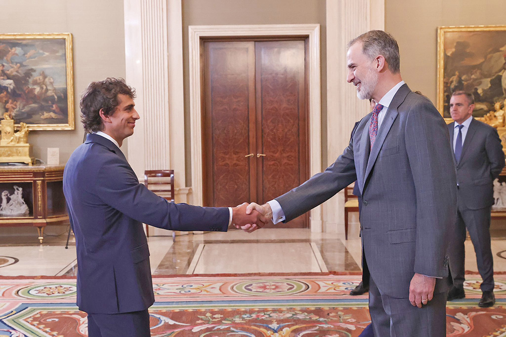 David Llorente estrecha la mano del Rey. / CASA REAL