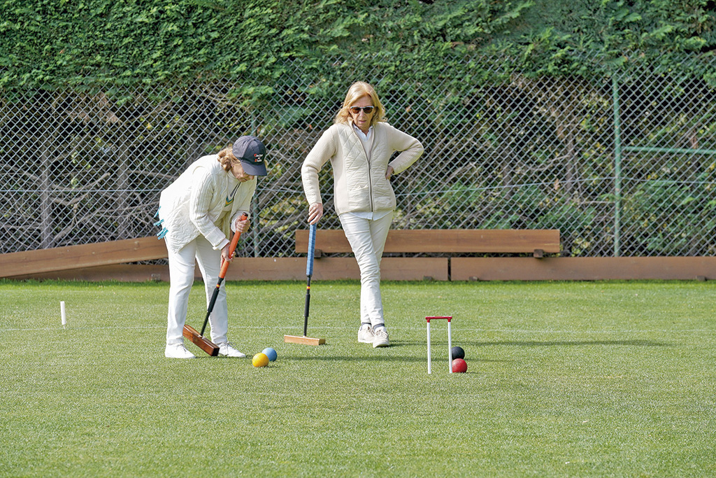 Dos jugadoras, durante un partido. / MIGUEL ÁNGEL FERNÁNDEZ