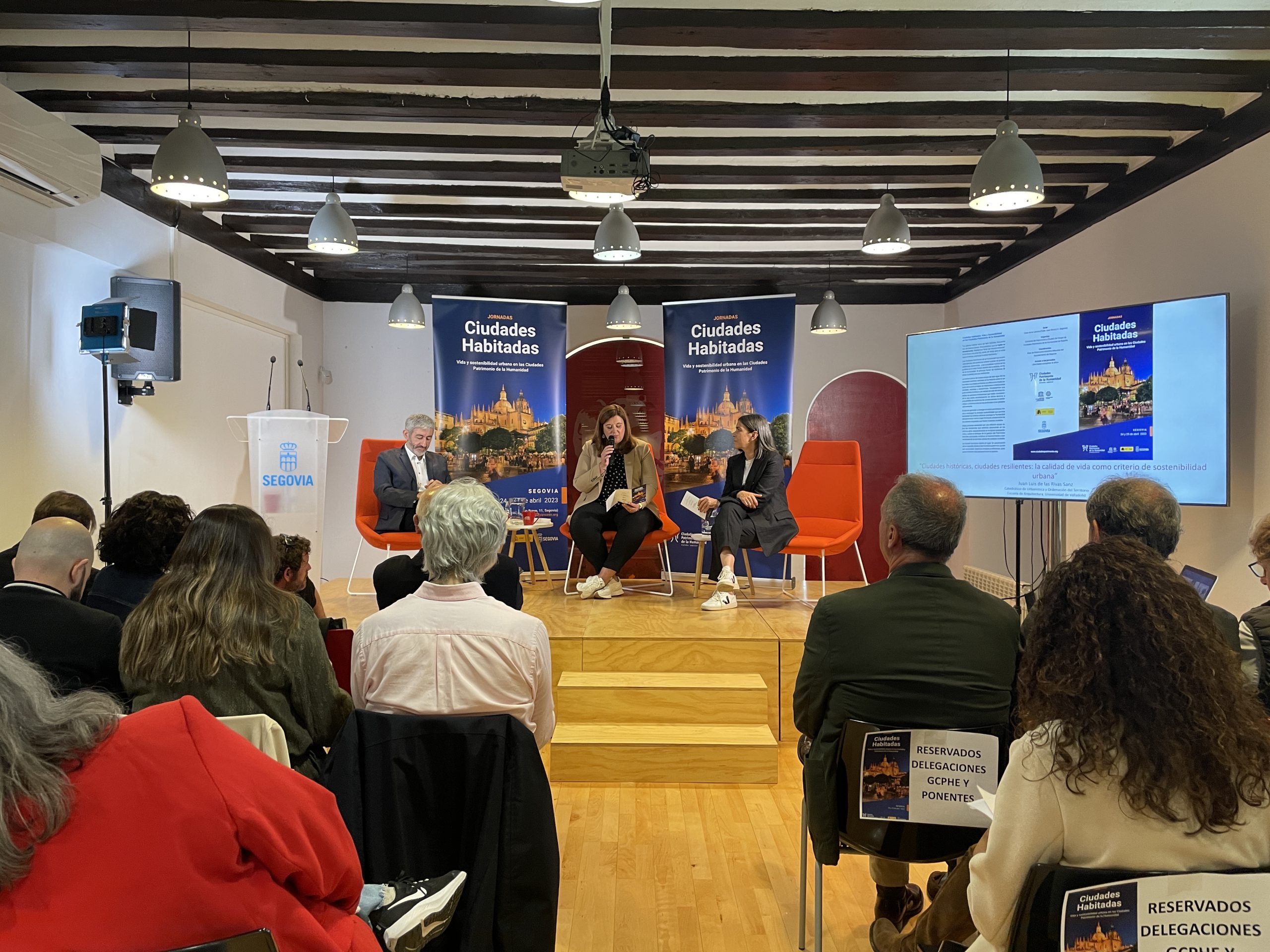 La alcaldesa de Segovia y vicepresidenta del GCPH, Clara Martín, durante la jornadas 'Ciudades Habitadas' del GCPH de España