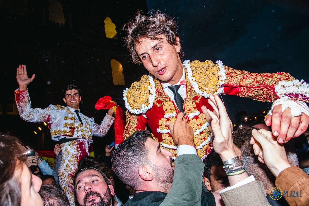 Los toreros Francisco de Manuel y Andrés Roca Rey salen en hombros de la Plaza de toros de Las Ventas, de Madrid (12 de octubre e3 2022). / PLAZA 1