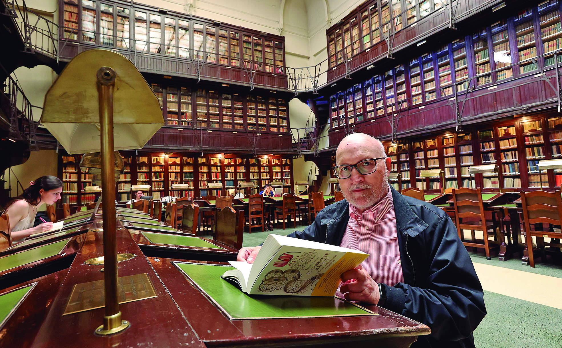 Emilio Pascual en la biblioteca del Ateneo de Madrid. JUAN LÁZARO.