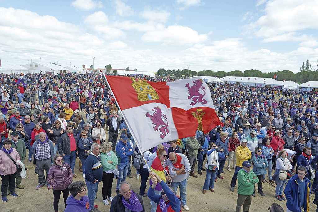 La campa de Villalar, repleta de castellano-leoneses que celebraron el Día de la Comunidad./ ICAL