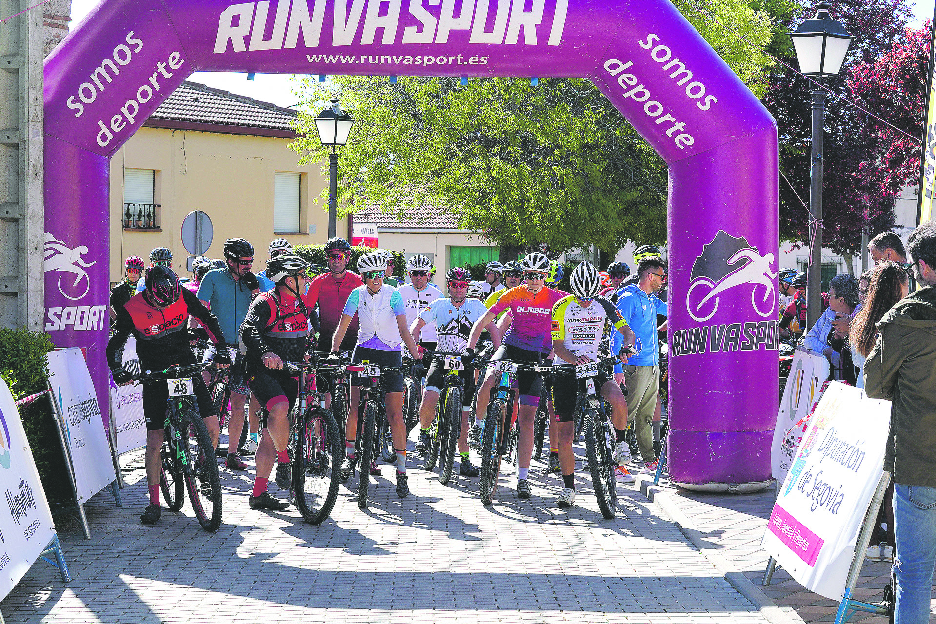 Salida de la prueba en el núcleo urbano de Abades. / Miguel Ángel Fernández