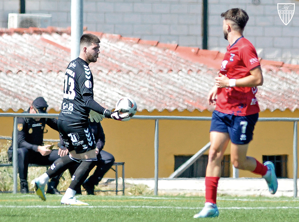 Julen Pagola se dispone a sacar de volea tras hacerse con un balón ante el Diocesano./ JUAN MARTÍN-G. SEGOVIANA