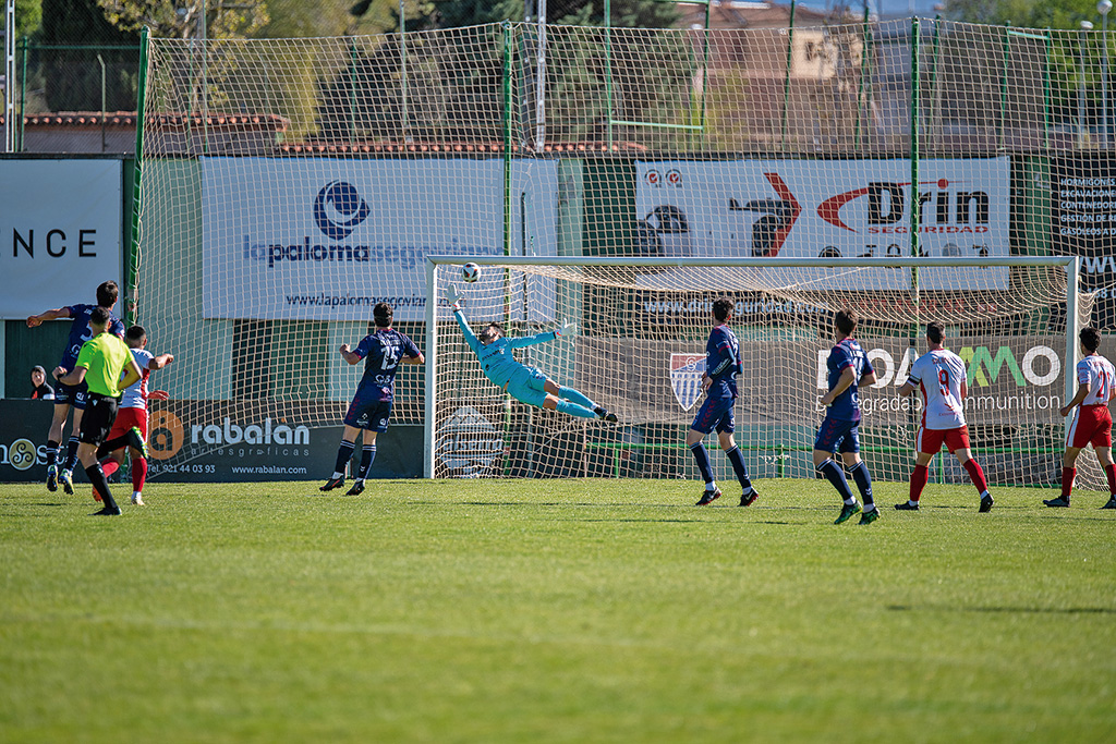 De esta manera consiguió el jugador del Cacereño, Telles, el gol que significaba el 0-1, con un lanzamiento a la escuadra ante el que Carmona nada pudo hacer./ LUIS HORCAJADA