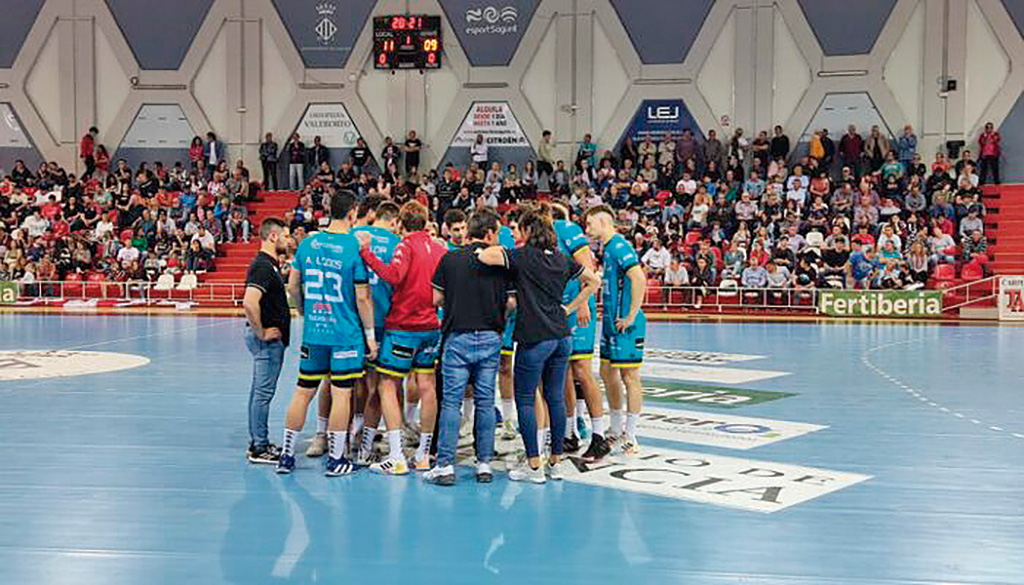 El Balonmano Nava hace piña tras acabar el partido en Sagunto./ BM NAVA