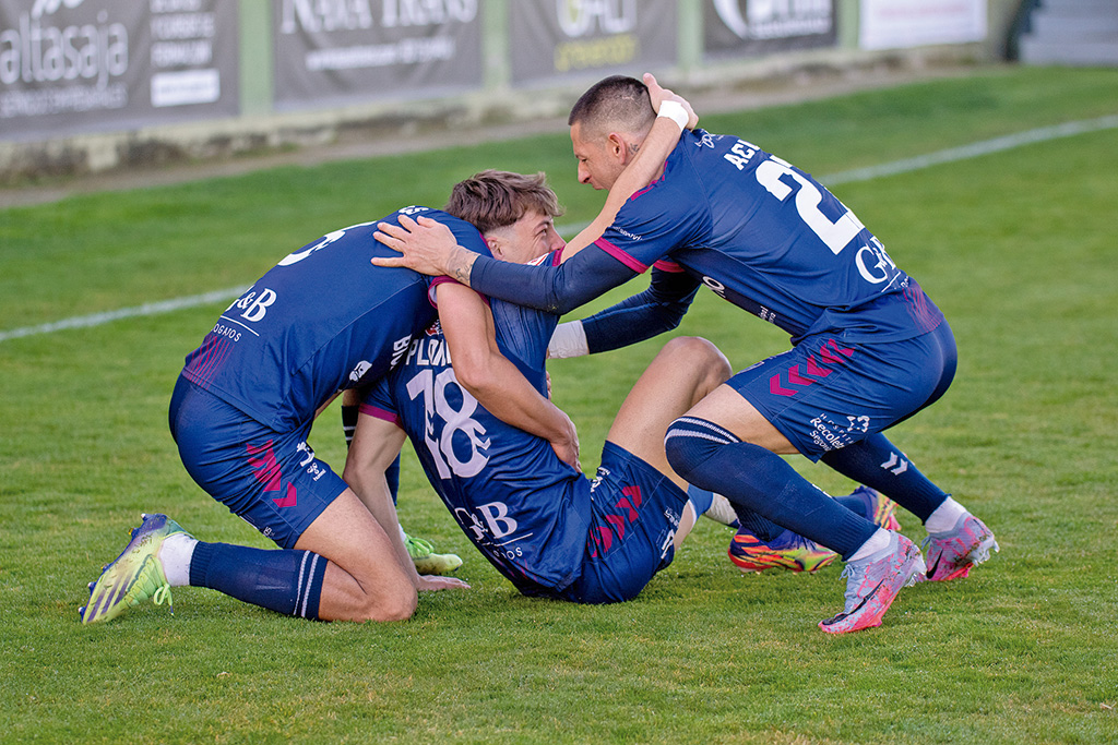 Acuña se lanza a abrazar a Dani Plomer tras el primer gol conseguido por el conjunto azulgrana./ Fotografía: Luis Horcajada