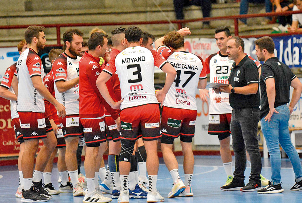 Álvaro Senovilla reúne a sus jugadores durante un tiempo muerto./ AMADOR MARUGÁN