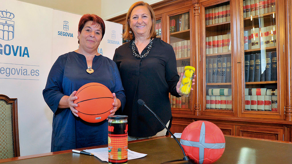 Marian Rueda, junto a la que fue alcaldesa de la ciudad, Clara Luquero, en una rueda de prensa en el Ayuntamiento de Segovia./ KAMARERO