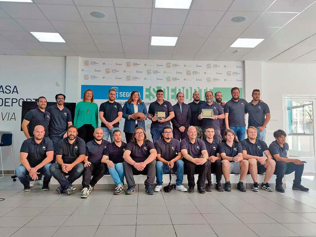 Los integrantes del BigMat Tabanera Lobos, con la alcaldesa y la concejal de Deportes. / E.A.